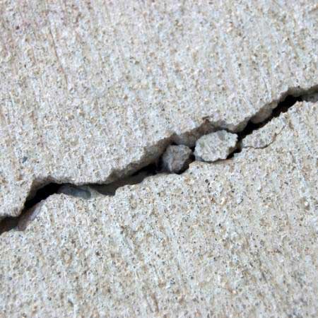 Camino, el cemento, el crack, la pared Amandamhanna - Dreamstime