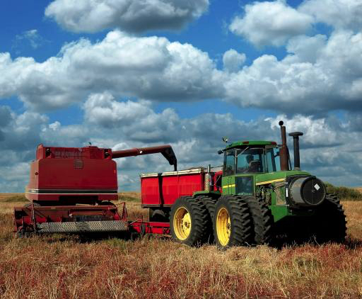 del tractor, cielo, nubes, campo Lorraine Swanson (Pixart)