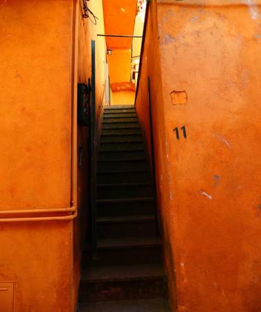 escaleras, rojo, oscuro, callejón Zeno Ovidiu Mihoc - Dreamstime