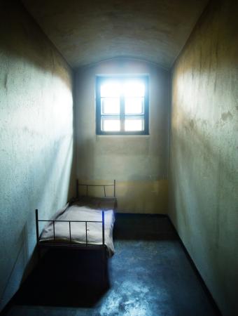 la prisión, célula, cama, ventana Constantin Opris - Dreamstime