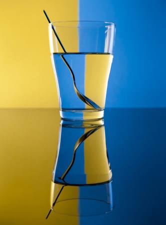 de vidrio, cuchara, agua, amarillo, azul Alex Salcedo - Dreamstime
