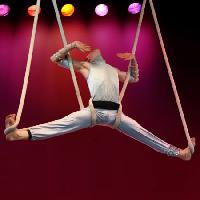 El hombre, colgante, circo, rojo, cuerdas Galina Barskaya - Dreamstime