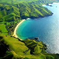 Pixwords La imagen con agua, mar, océano, playa, verde, montaña, bahía Cloudia Newland - Dreamstime