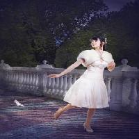 la mujer, blanco, vestido, jardín, paseo Evgeniya Tubol - Dreamstime