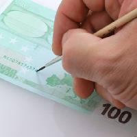 el hombre, el dinero, la mano, el euro, 100, verde Igor Sinitsyn (Igors)