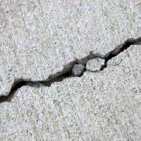 Camino, el cemento, el crack, la pared Amandamhanna - Dreamstime