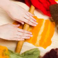 las manos, cocinar, cocina, hornear, rojo, naranja, palo, madera Natallia Khlapushyna (Chamillewhite)