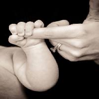 la mano, bebé, anillo, mantenga Sarah Spencer - Dreamstime
