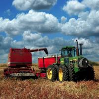 del tractor, cielo, nubes, campo Lorraine Swanson (Pixart)