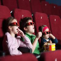 de los niños, reloj, el cine, las palomitas de maíz, asientos, rojo Agencyby - Dreamstime