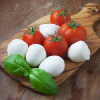 Pixwords La imagen con la comida, los tomates, verde, verduras, queso, blanco Unknown1861 - Dreamstime