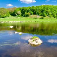 Pixwords La imagen con de agua, verde, lago, bosque, roca, cielo, nubes Oleksandr Kalyna (Alexkalina)