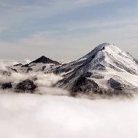 Pixwords La imagen con de la montaña, nieve, niebla, granizo Vronska - Dreamstime