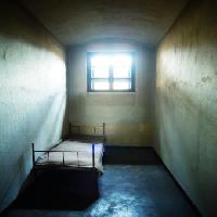 Pixwords La imagen con la prisión, célula, cama, ventana Constantin Opris - Dreamstime