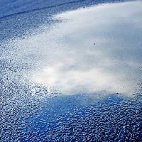 Pixwords La imagen con el agua, asfalto, cielo, reflexión, camino Bellemedia - Dreamstime