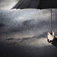 Pixwords La imagen con de lluvia, paraguas, gotas, la mano Arman Zhenikeyev - Dreamstime