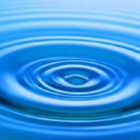 Pixwords La imagen con agua, azul Bjørn Hovdal - Dreamstime