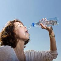 Pixwords La imagen con el agua, la bebida, mujer, boca Jura Vikulin - Dreamstime